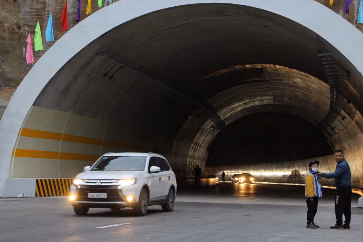 Nhiều người bất chấp nguy hiểm đứng trước miệng hầm để chụp ảnh. 