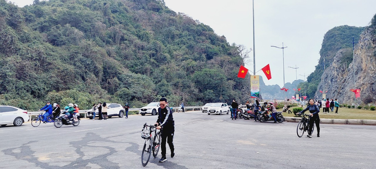 Do đây là tuyến đường mới nên nhiều người đi xe đạp cũng đến đây để chụp ảnh. 