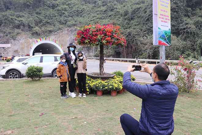 Sau khi thông xe, rất nhiều người dân đến đây để "check in", ghi lại kỷ niệm. 