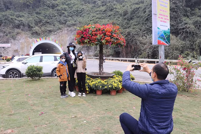 Sau khi thông xe, rất nhiều người dân đến đây để "check in", ghi lại kỷ niệm. 