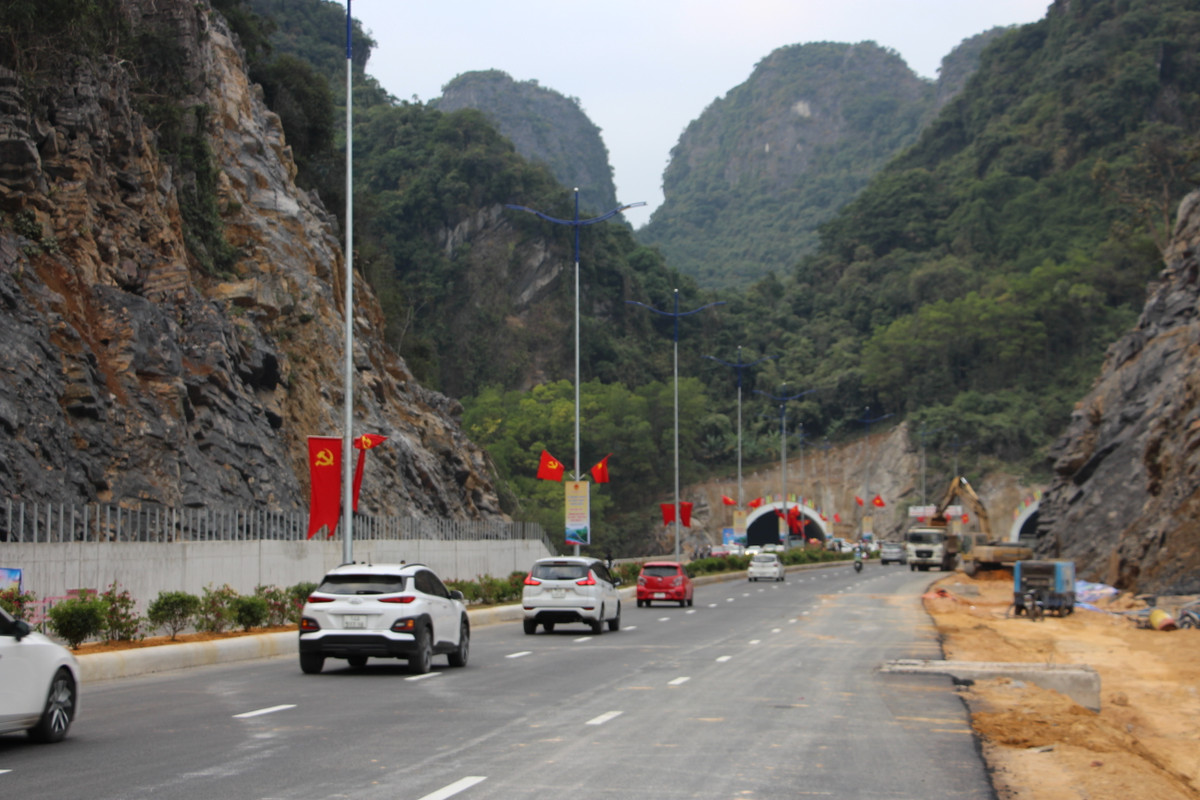 Ngay từ sáng sớm rất đông người dân đã có mặt tại đường hầm xuyên núi tuyến bao biển Hạ Long -Cẩm Phả để "check in". 