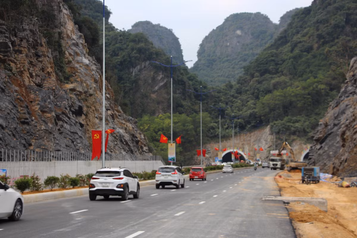 Ngay từ sáng sớm rất đông người dân đã có mặt tại đường hầm xuyên núi tuyến bao biển Hạ Long -Cẩm Phả để "check in". 