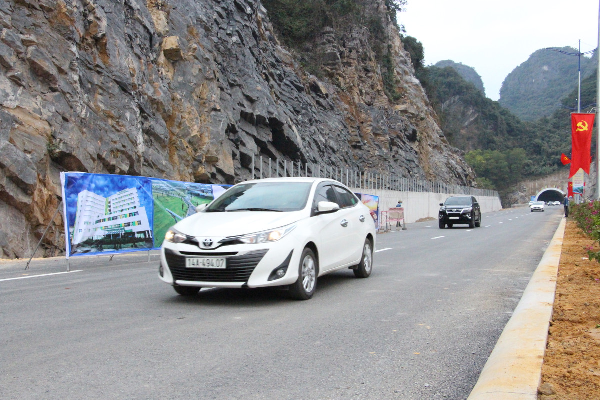 Tuyến đường bao biển và hầm xuyên núi này không chỉ là công trình hạ tầng giao thông kết nối hiện đại, mà còn mang giá trị mỹ quan kiến trúc, đô thị nổi bật của địa phương.