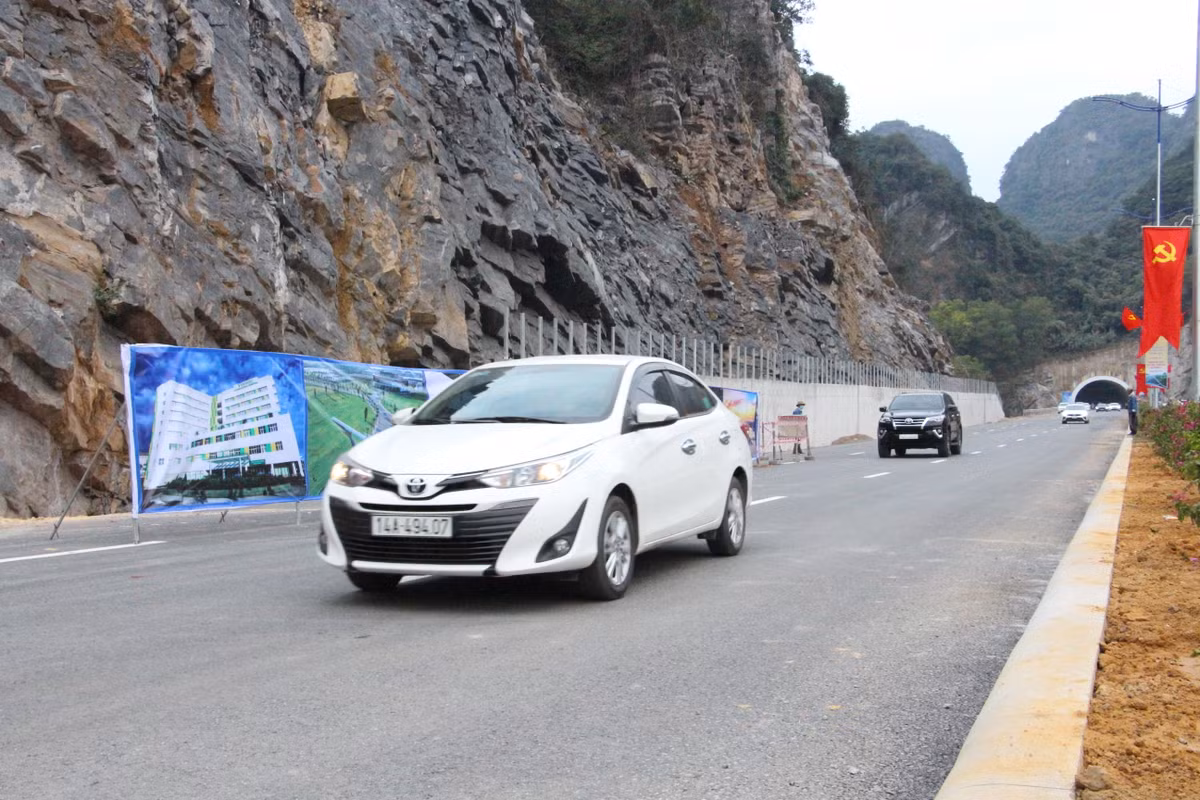 Tuyến đường bao biển và hầm xuyên núi này không chỉ là công trình hạ tầng giao thông kết nối hiện đại, mà còn mang giá trị mỹ quan kiến trúc, đô thị nổi bật của địa phương.