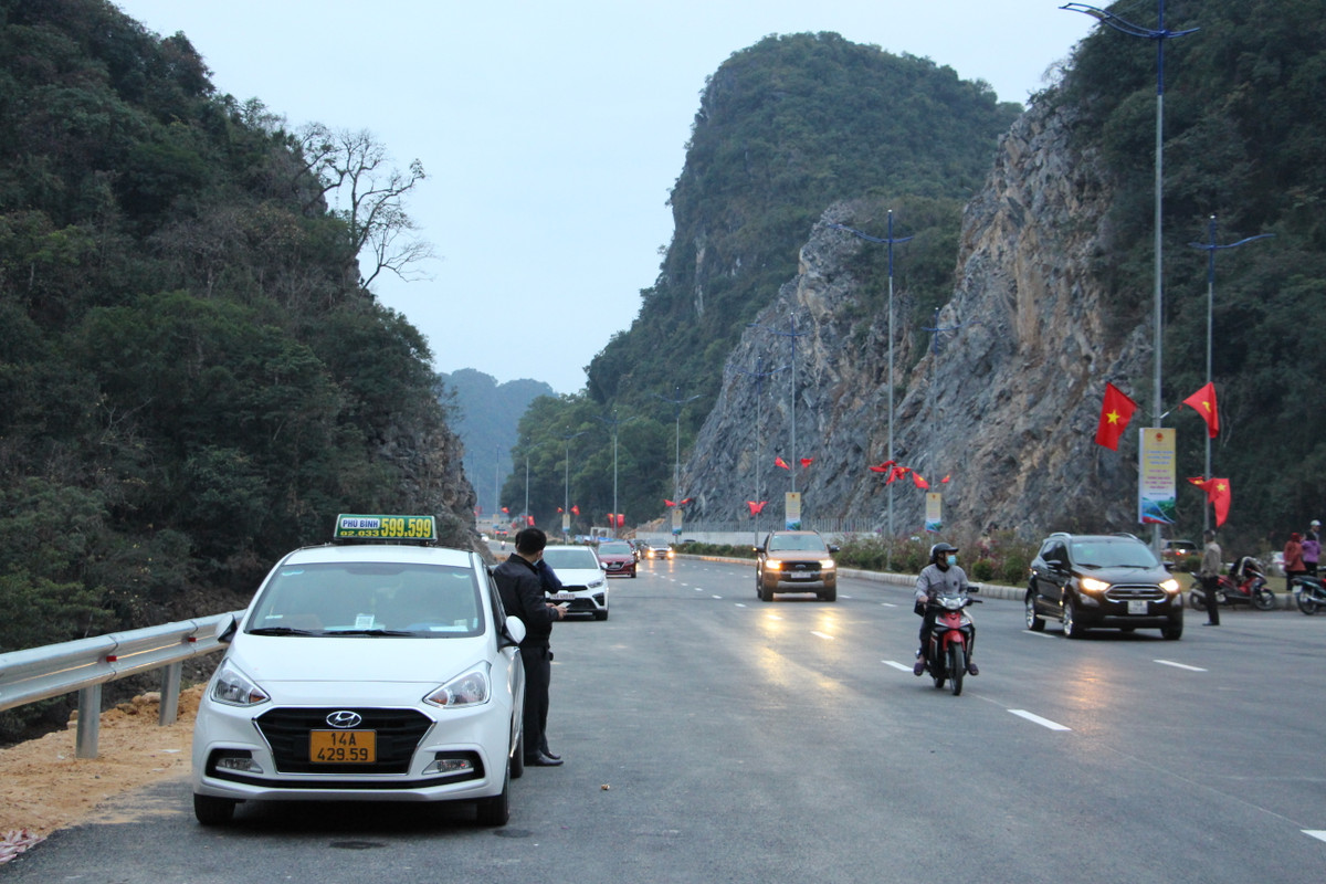 Người dân đổ về nhiều khiến xe ô tô đỗ dọc hai bên đường... 