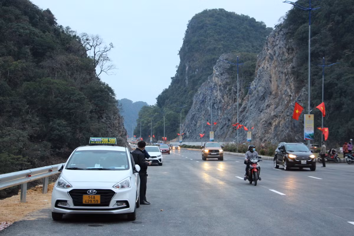 Người dân đổ về nhiều khiến xe ô tô đỗ dọc hai bên đường... 