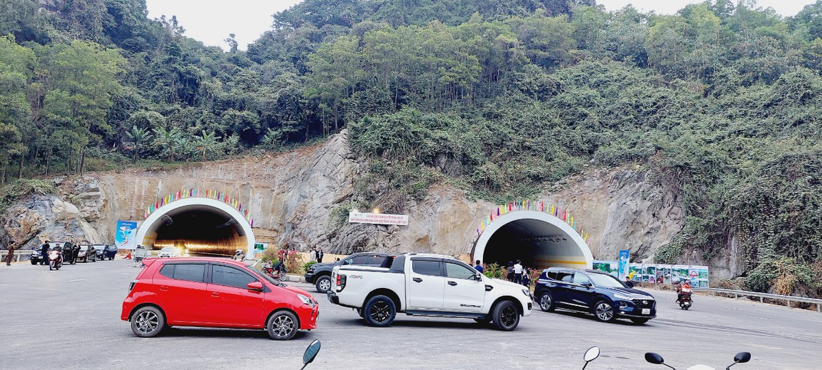 Đôi khi lượng người đổ về đây "check in" lớn còn khiến giao thông bị ùn ứ. 