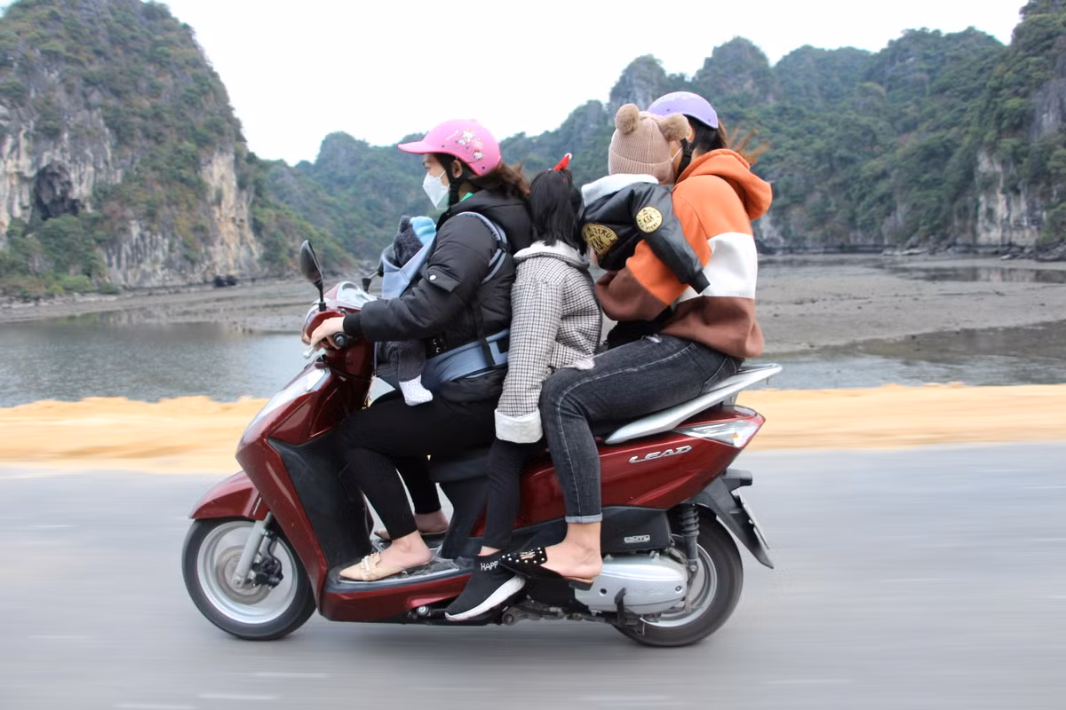 Nhiều gia đình tranh thủ ngày nghỉ lễ để đến chụp hình.