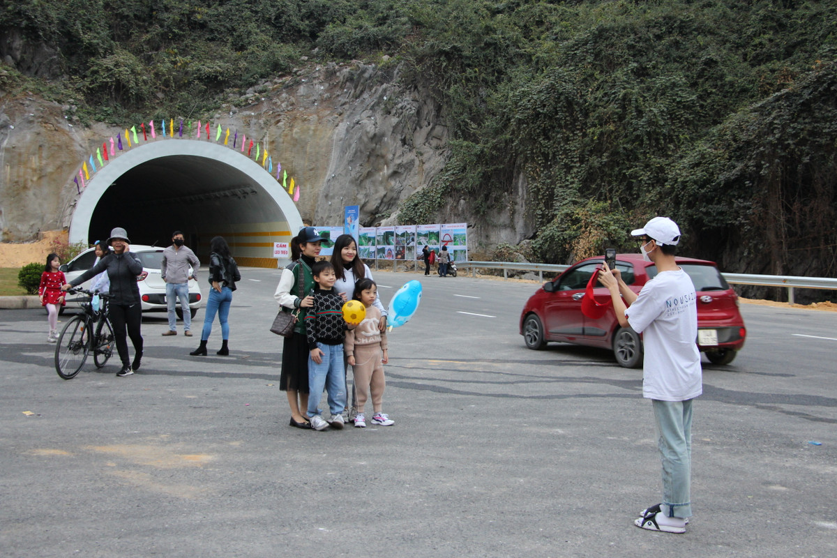 Một gia đình hào hứng chụp ảnh lưu niệm.