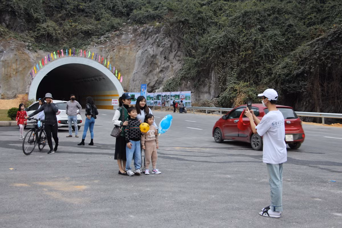 Một gia đình hào hứng chụp ảnh lưu niệm.