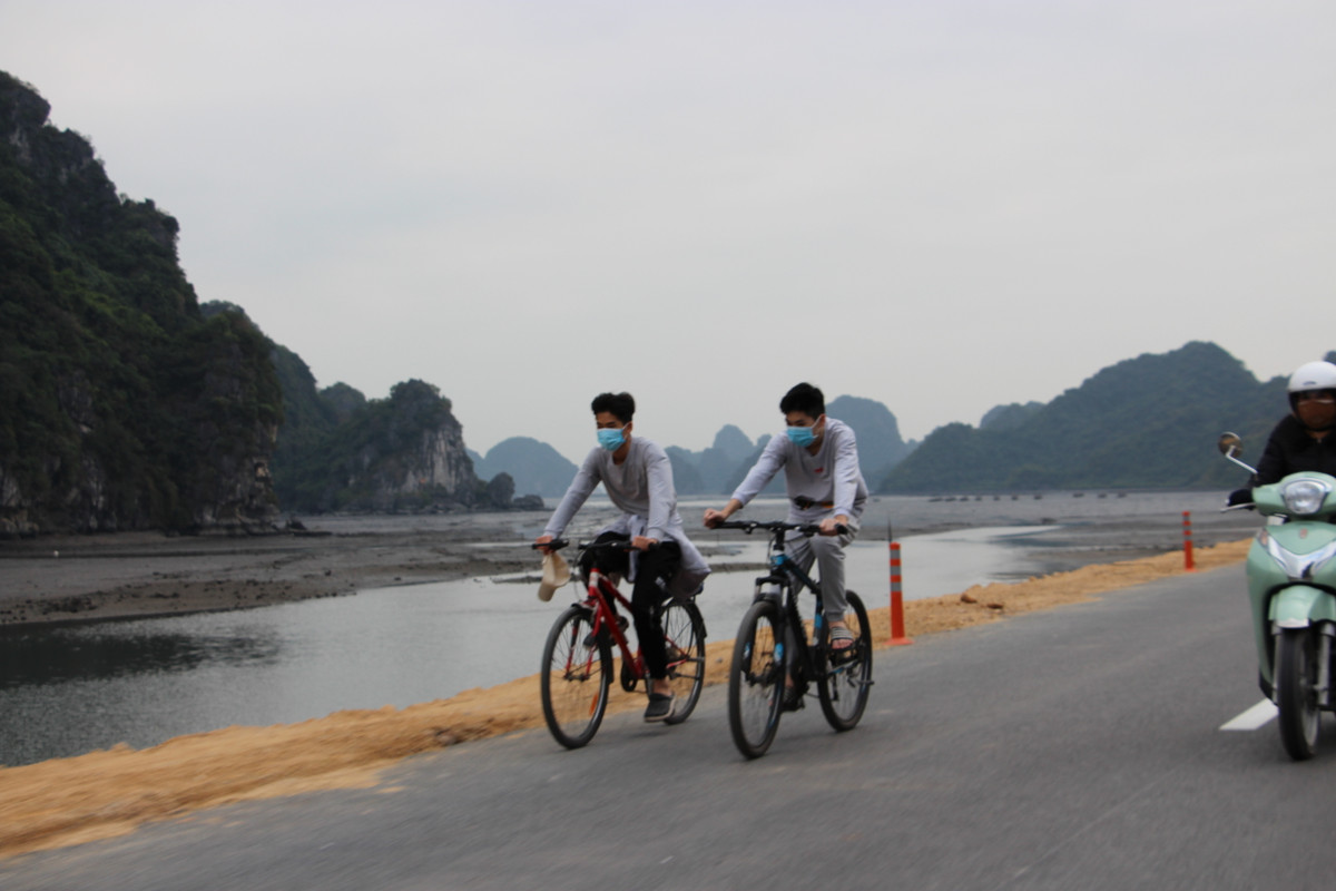 Tuyến đường đẹp và thơ mộng thu hút nhiều người đạp xe.