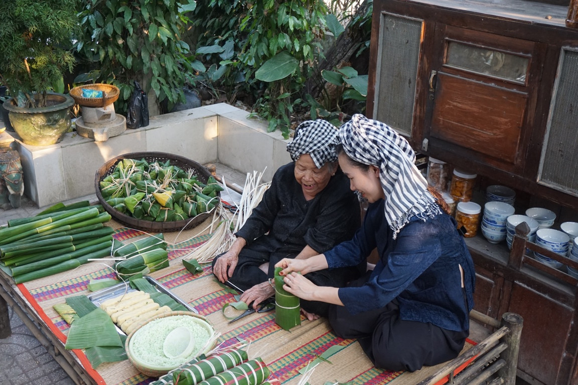 Cụ Ích tâm sự, cụ đã có hơn 30 năm làm nghề gói bánh tét, khắp vùng ai cũng biết danh tiếng của cụ. Ngày thường, cụ gói khoảng 30-40 đòn bánh tét, 80-90 đòn bánh hú, nhưng trong ba ngày cuối cùng của năm thì số lượng khách đặt bánh tăng vọt. Mỗi ngày phải 600-700 đòn bánh Tét. 