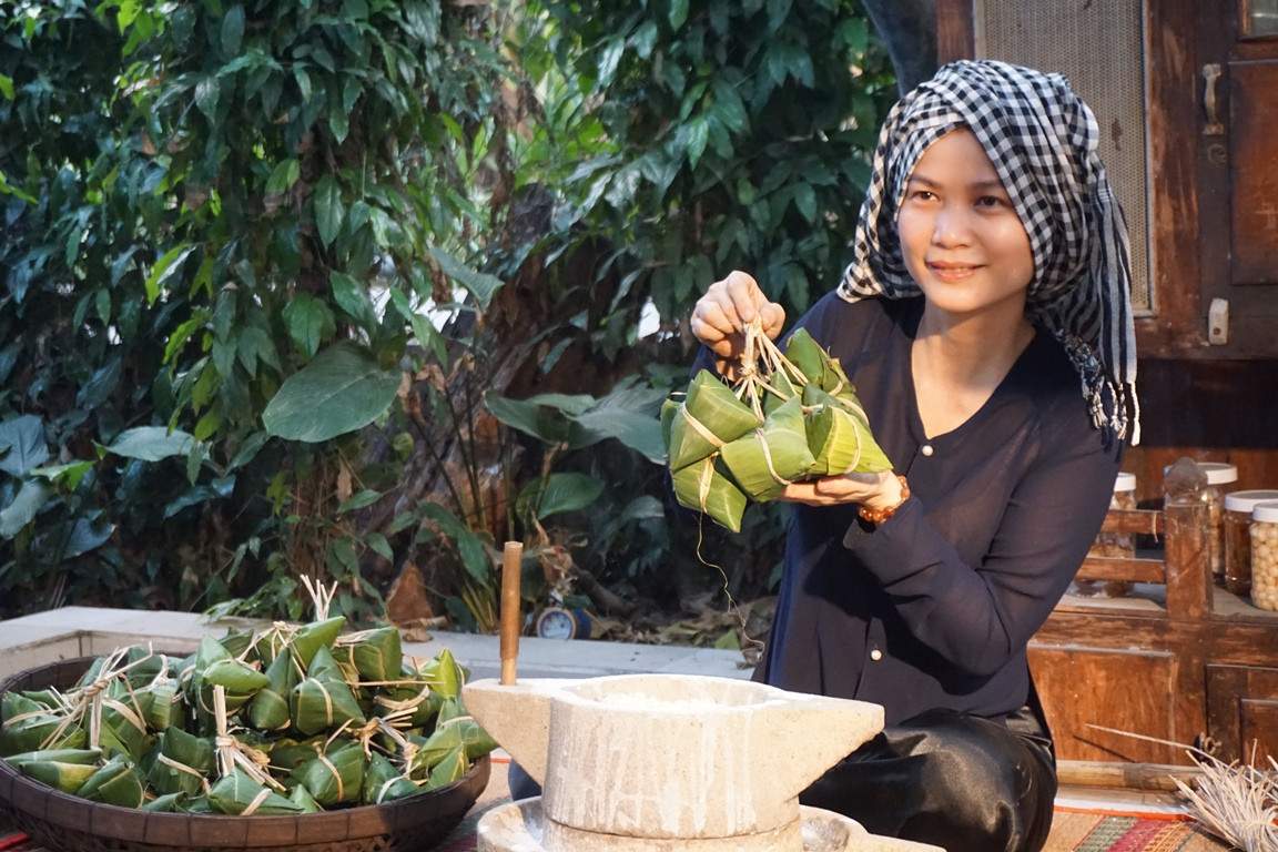 Những ngày cuối năm, ghé thăm gia đình cụ Nguyễn Thị Ích (81 tuổi) làm nghề gói bánh tét truyền thống, chúng tôi cảm nhận được sâu sắc Tết Nhâm Dần đang đến gần qua mùi gạo nếp, mùi lá dong, mùi nhân đậu xanh thơm ngào ngạt!