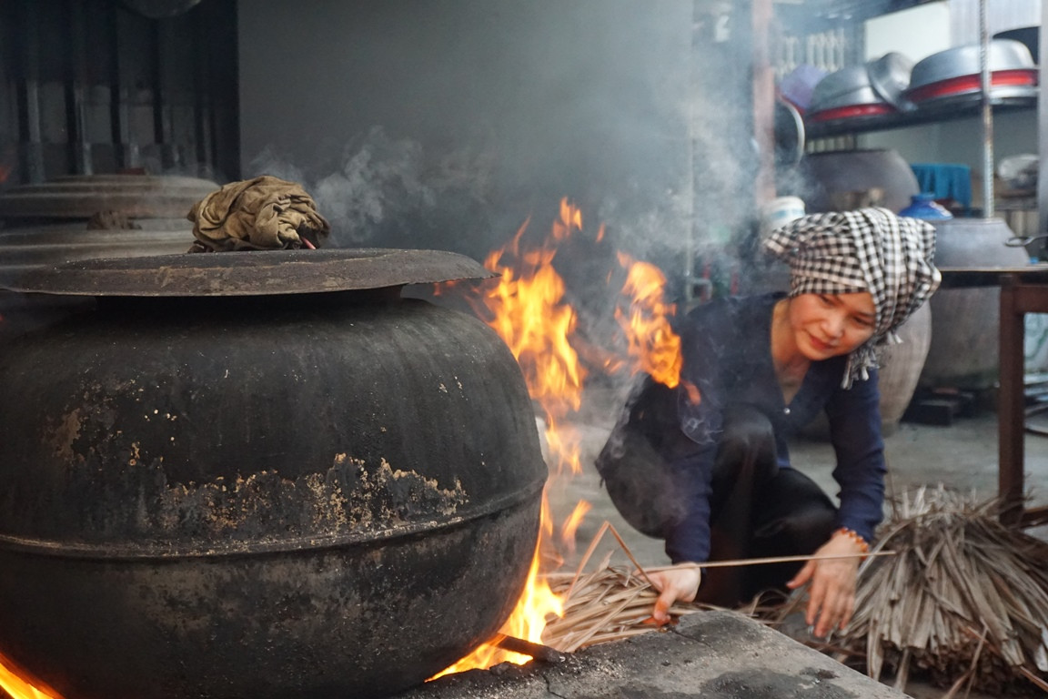 Mỗi dịp Tết đến là các con cụ Ích lại quây quần giúp mẹ gói bánh