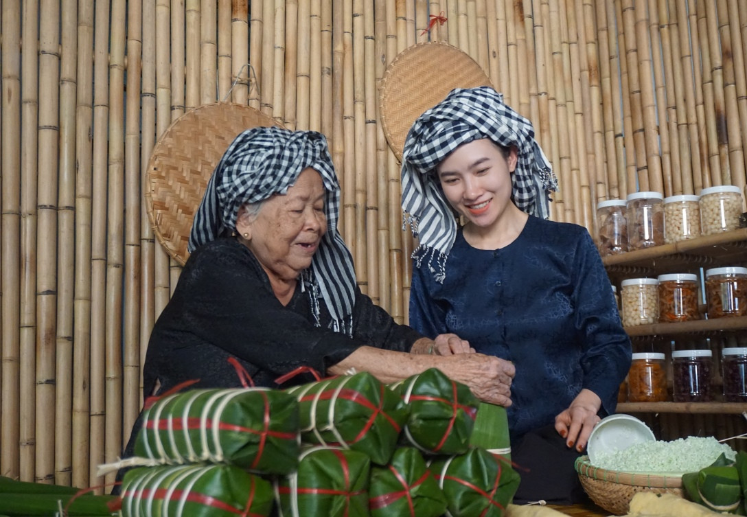 Bà nhớ lại: “Những năm đầu gói bánh, tay tôi còn vụng non kinh nghiệm, luộc bánh còn chưa chín nục, có khách mua rồi trả lại khiến tôi buồn và thất vọng lắm. Nhưng càng về sau, cứ làm mãi rồi có nhiều kinh nghiệm, chính những nồi bánh tét đã giúp tôi nuôi sống 8 đứa con. Ngày xưa gói bánh bán vì kế sinh nhai, qua nhiều năm, nhiều thế hệ, công việc này đã trở thành nghề truyền thống của gia đình.”