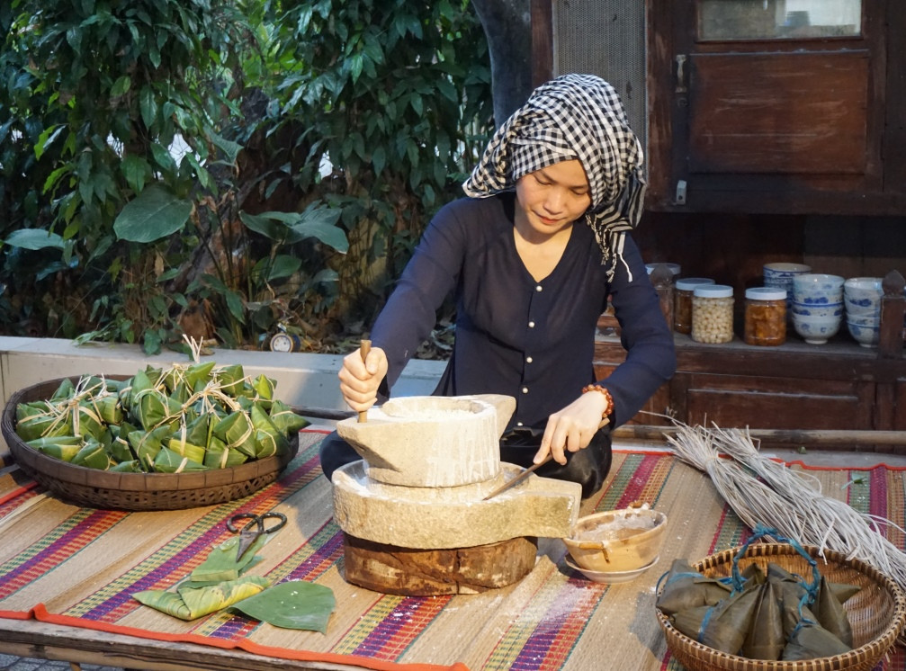 Mỗi năm vào dịp giáp Tết, cả gia đình bà gói hơn 2.000 đòn bánh tét để phục vụ nhu cầu người dân. Cụ Ích có 8 người con, có 4 người con gái đều lấy chồng gần, mỗi dịp Tết, sau khi tan làm ở công ty, các chị lại về phụ mẹ gói bánh Tét.