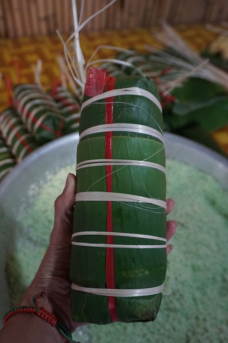 Chiếc bánh thành phẩm trước khi đưa đi luộc. 