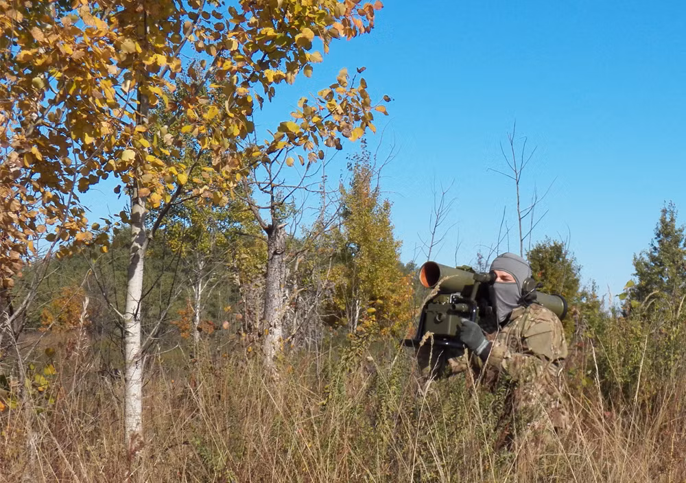 Thực tế thì nhà sản xuất cũng chỉ tập trung vào việc giới thiệu tính đơn giản, dễ sử dụng, nhẹ nhàng cho phép binh sĩ mang vác và khai hỏa mà không cần giá ba chân như một số tổ hợp tên lửa chống tăng Liên Xô.
