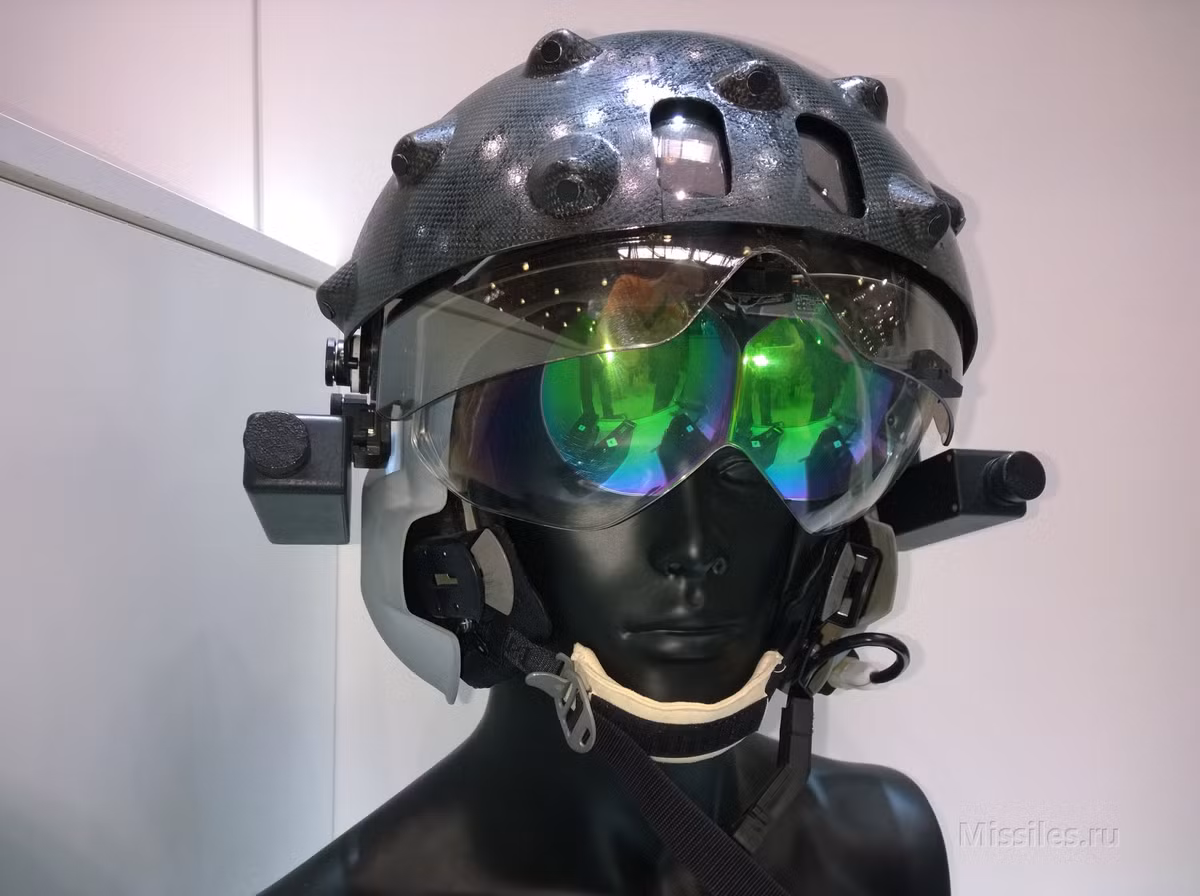 Theo nhà lịch sử quân sự Dmitriy Boltenkov, việc chế tạo các hệ thống chỉ thị mục tiêu trên mũ bay là một trong những xu hướng trong ngành chế tạo máy bay. “Hiện nay hệ thống TopOWL tương tự do tập đoàn Thales nghiên và chế tạo đã được sử dụng trên các trực thăng vận tải NH-90 và trực thăng tấn công Tiger. Hệ thống này đã được các lực lượng vũ trang Pháp và Italy đưa vào trang bị và đã tỏ rõ ưu việt trong chiến dịch ở Afganistan. Hiệu quả sử dụng vũ khí có điều khiển ban đêm tăng lên mấy lần. Các phi công cũng dễ dàng thực hiện các chuyến bay đêm hơn nhiều khi dùng chế độ bay theo độ cao nhất định cách khỏi địa hình, khi trực thăng bay ở độ cao cực thấp để tránh sự theo dõi của đối phương mà vẫn tránh được các vật cản các loại”.