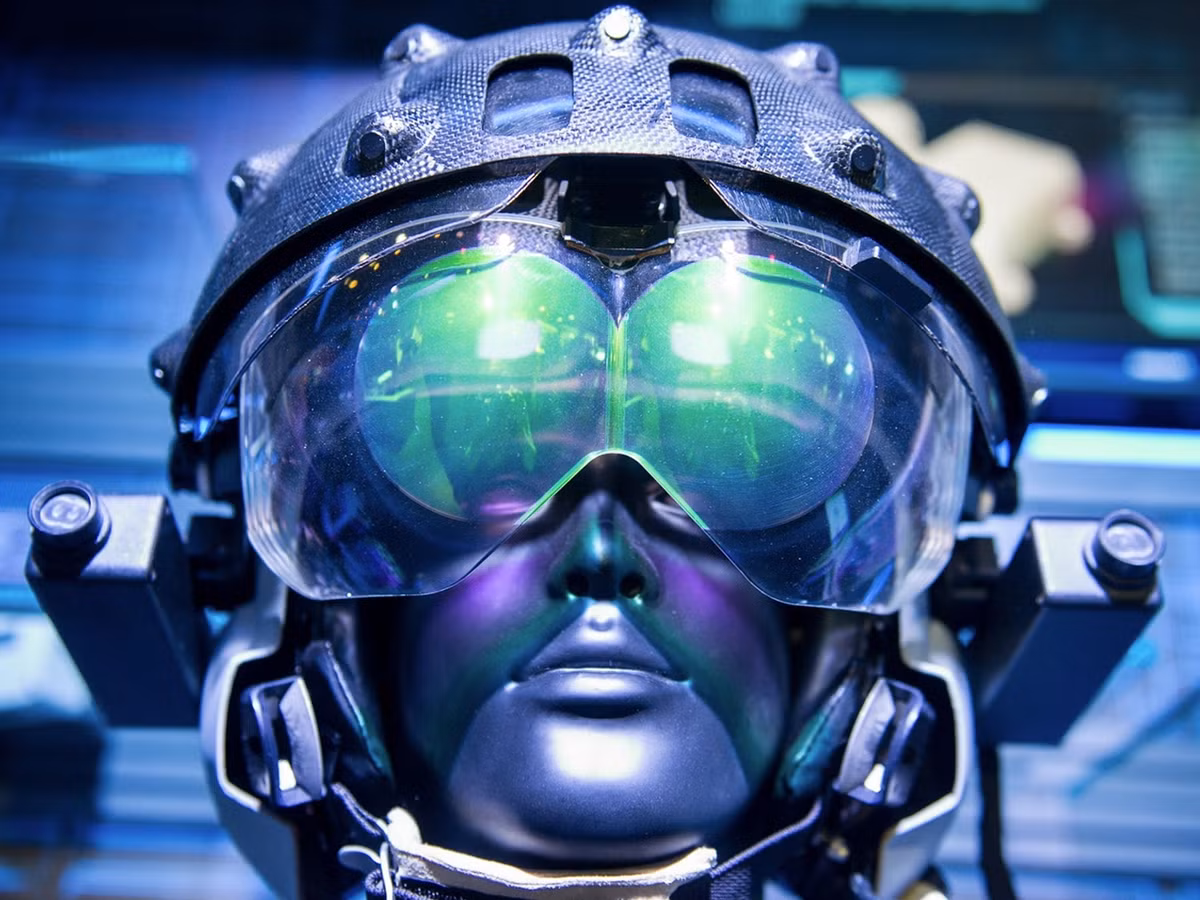 Hệ thống NSTsI-V sử dụng nguyên tắc hiện thực được bổ sung, tương tự như phương pháp được dùng trong trò chơi phổ biến PokemonGo, khi mà quang cảnh mà con người nhìn thấy được kết hợp với thông tin trong thế giới ảo. Toàn bộ thông tin mà phi công cần ở thời điểm đang diễn ra được tia lade chiếu lên lưỡi trai mũ bay. Ví dụ, ban đêm hay khi tầm nhìn hạn chế trên màn hình mũ bay hiện ra hình ảnh hồng ngoại truyền từ hệ thống quang - điện tử trên máy bay, hình ảnh từ các thiết bị quan trắc đêm gắn trên mũ bay hoặc hình ảnh tích hợp của địa hình mặt đất tại chỗ.