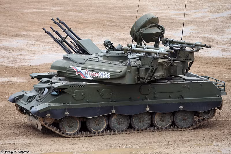 Cơ bản thì ngoại hình của Shilka-M4 không khác mấy so với Shilka, phải chú ý kỹ tháp pháo người ta mới thấy rõ sự khác biệt – chính là việc đằng sau tháp pháo Shilka được bố trí thêm các bệ gắn những quả tên lửa nhỏ ở cả hai bên.