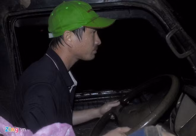 Một số tài xế xe ben dầm mình trong mưa gió phục vụ vận chuyển người dân cùng xe máy vượt qua những quãng đường ngập sâu do mưa lũ. "Từ sáng sớm đến tối, tôi đã vận chuyển 7 chuyến với hơn 150 lượt người dân từ các xã về trung tâm huyện Tuy Phước và ngược lại. Biết rằng băng qua dòng lũ là nguy hiểm nhưng nhu cầu bà con mình phải cố", lái xe Hà nói.