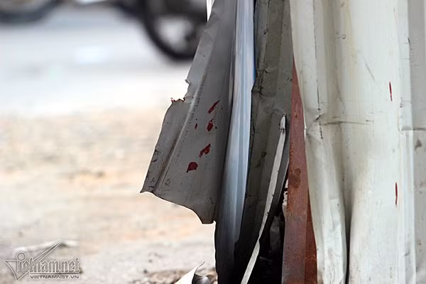 Người đi bộ, xe đạp, xe máy nếu sơ sẩy có thể bị những cạnh sắc nhọn từ lá tôn này cứa đứt da thịt bất cứ lúc nào.