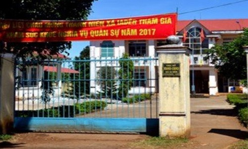 Cach chuc 2 chu tich UBND xa quan he bat chinh