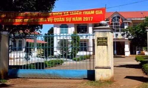 Cach chuc 2 chu tich UBND xa quan he bat chinh