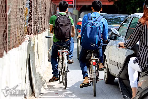 Những lá tôn sắc nhọn được dựng lên khi xây dựng tuyến đường sắt trên cao Cát Linh - Hà Đông qua một thời gian đưa vào sử dụng nay bong tróc, bật ra đường.