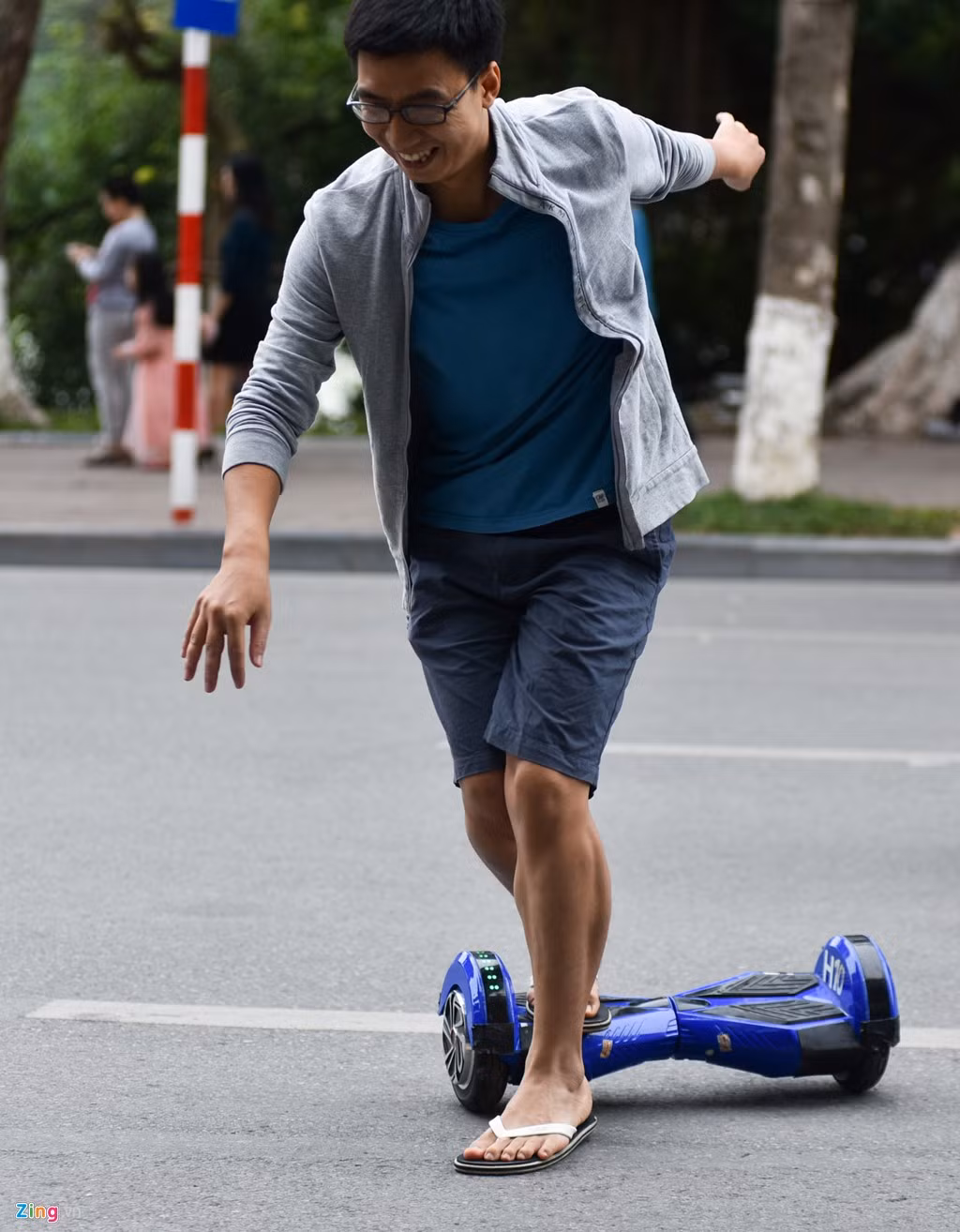 Khá nhiều người bị mất thăng bằng, phải nhảy ra khỏi đồ chơi này.