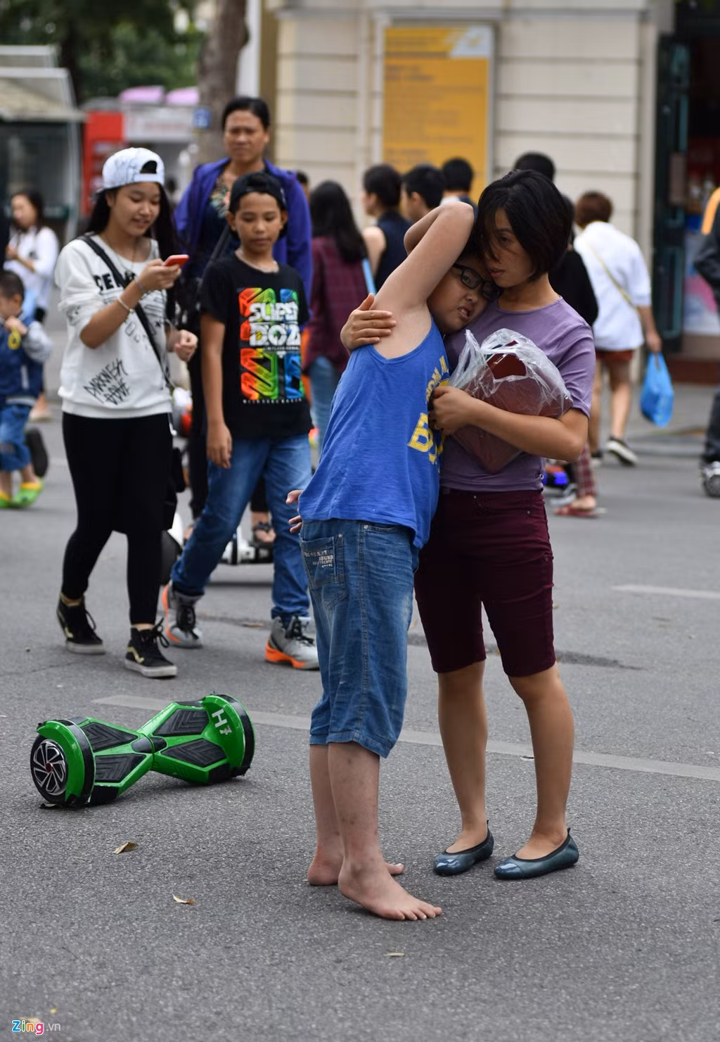 Chị Tú - mẹ Nhật - cho biết em bị xây xước nhẹ sau cú va chạm nhưng không thấy sợ.