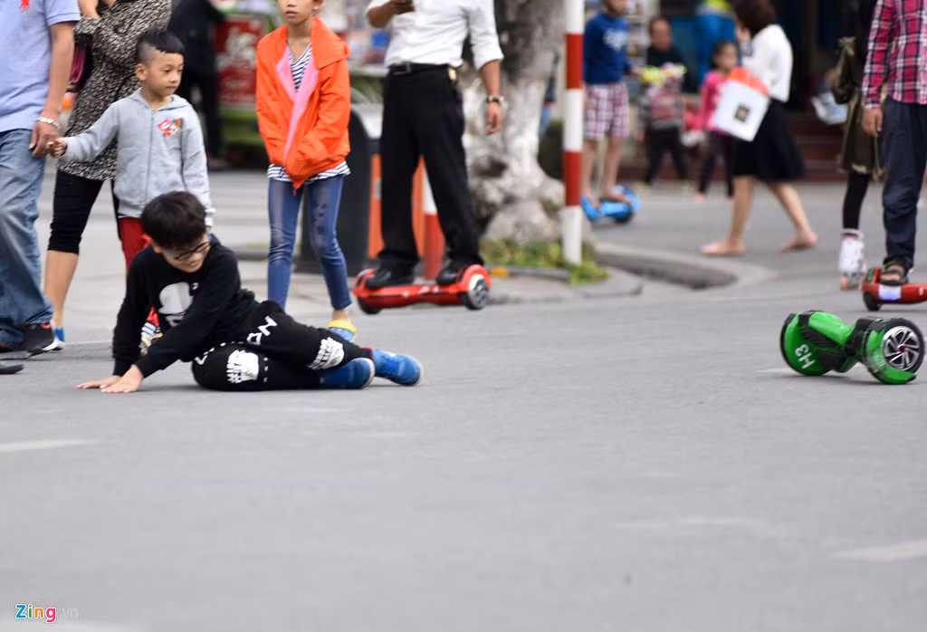 Có bạn bị té 2-3 lần vẫn thích thú chơi tiếp.