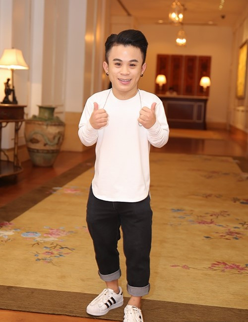 Chang lun cao 1,26m mac cam khi yeu nang 1,75m