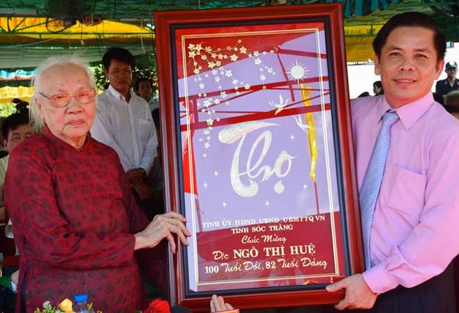 Bí thư Tỉnh ủy Sóc Trăng Nguyễn Văn Thể mừng thọ cụ bà Ngô Thị Huệ. Ảnh: CTV.