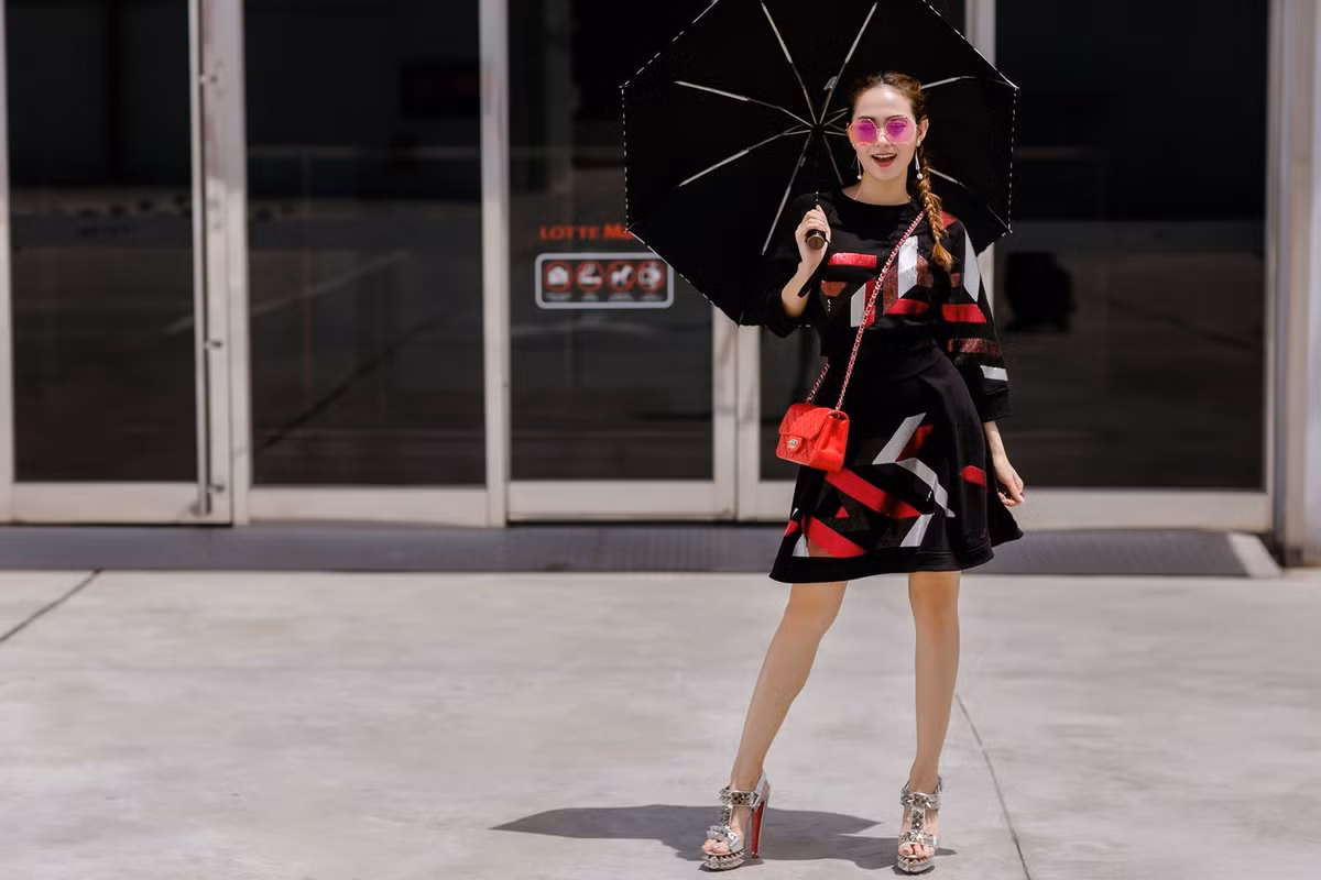 Túi Chanel, giày Louboutin là hai món đồ được Minh Hằng ưa chuộng sử dụng.