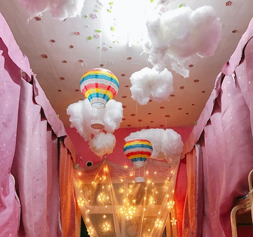 Căn phòng ký túc xá màu hồng là một trong những tác phẩm dự thi cuộc thi "Phòng ký túc xá đẹp nhất" do trường đại học Tây Hoa tổ chức. Theo Sina, cuộc thi này nhằm khuyến khích sinh viên sáng tạo hơn, giúp họ có được niềm vui thích ngoài giờ học đồng thời cũng có ý thức hơn trong việc giữ gìn vệ sinh chung.