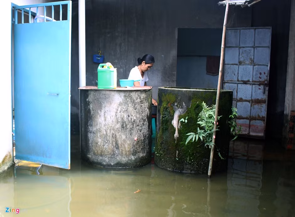 Giếng khoan bị ảnh hưởng bởi nước nghĩa trang nên người dân phải mua nước sạch về sử dụng. 