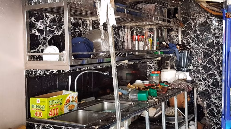 Trong bếp, nhiều đồ đạc vẫn chưa bị lửa bén đến