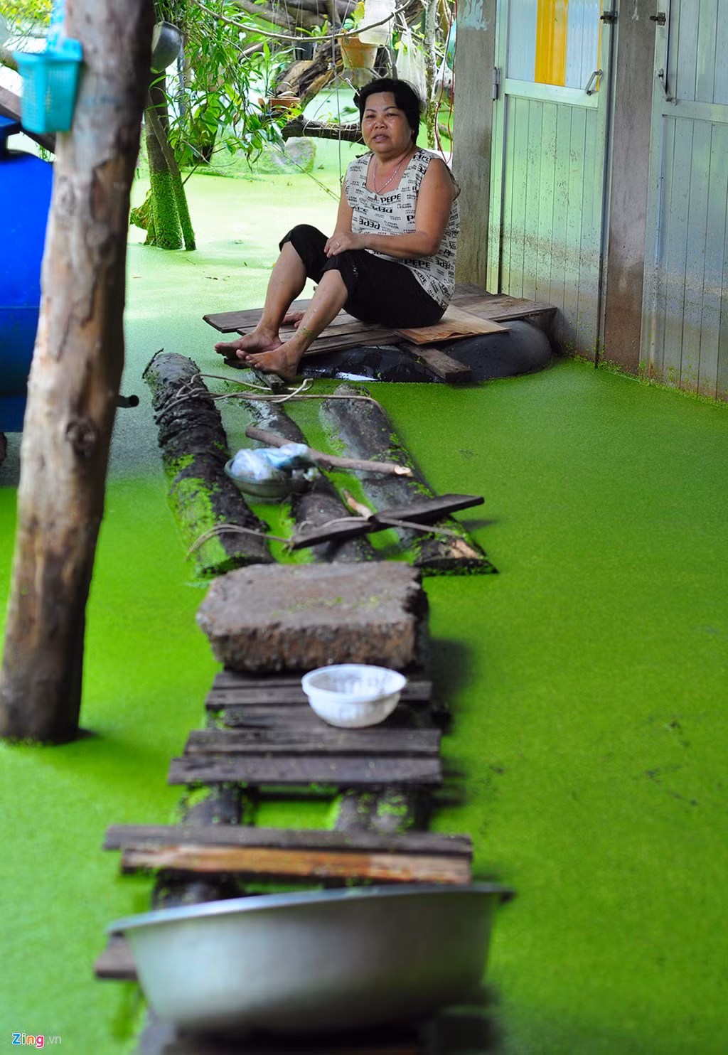 Bà Nguyễn Thị Sáng ngụ xã Bắc Sơn dùng săm ôtô làm phao chống ngập. 