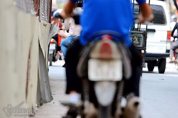 Nếu một chút sơ sẩy người đi đường rất có thể bị cứa đứt da thịt