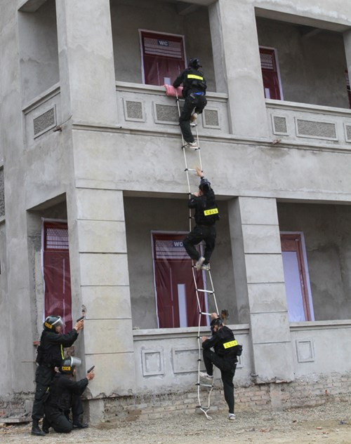 Lực lượng Cảnh sát cơ động phản ứng nhanh chủ động bí mật tiếp cận rồi bắn hạ một số tên cũng như nhanh chóng khống chế bắt sống những tên còn lại, giải cứu hoàn toàn con tin trong an toàn.