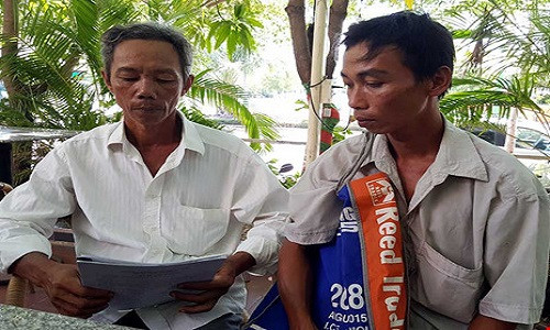 Hai ông Nam, Tuấn với chồng hồ sơ kêu oan. Ảnh: P.NAM