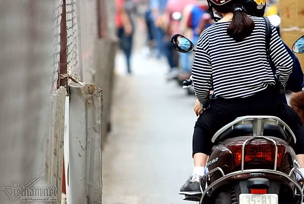 Nhiều người chọn cách đi cách xa những lá tôn để đảm bảo an toàn 