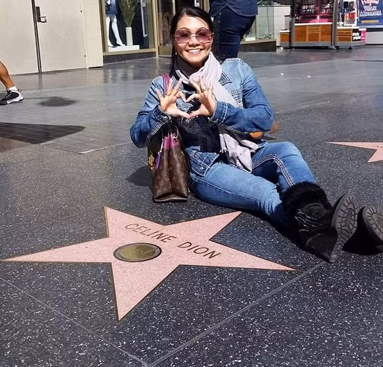 Ngọc Huyền trong chuyến ghé thăm đại lộ danh vọng Hollywood. Cô cười tươi bên cạnh ngôi sao của diva nổi tiếng thế giới Celine Dion.