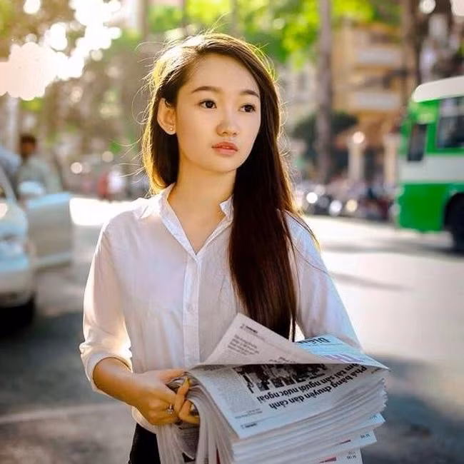 Đợt thi đại học năm 2014, tại một số điểm thi tại TP.HCM, nhiều phụ huynh và các sĩ tử đã bị thu hút bởi một cô gái bán báo xinh đẹp. Hình ảnh của cô nàng được chia sẻ nhiều trên các diễn đàn dành cho giới trẻ, cộng đồng mạng ưu ái gọi cô bằng biệt danh "hot girl bán báo".