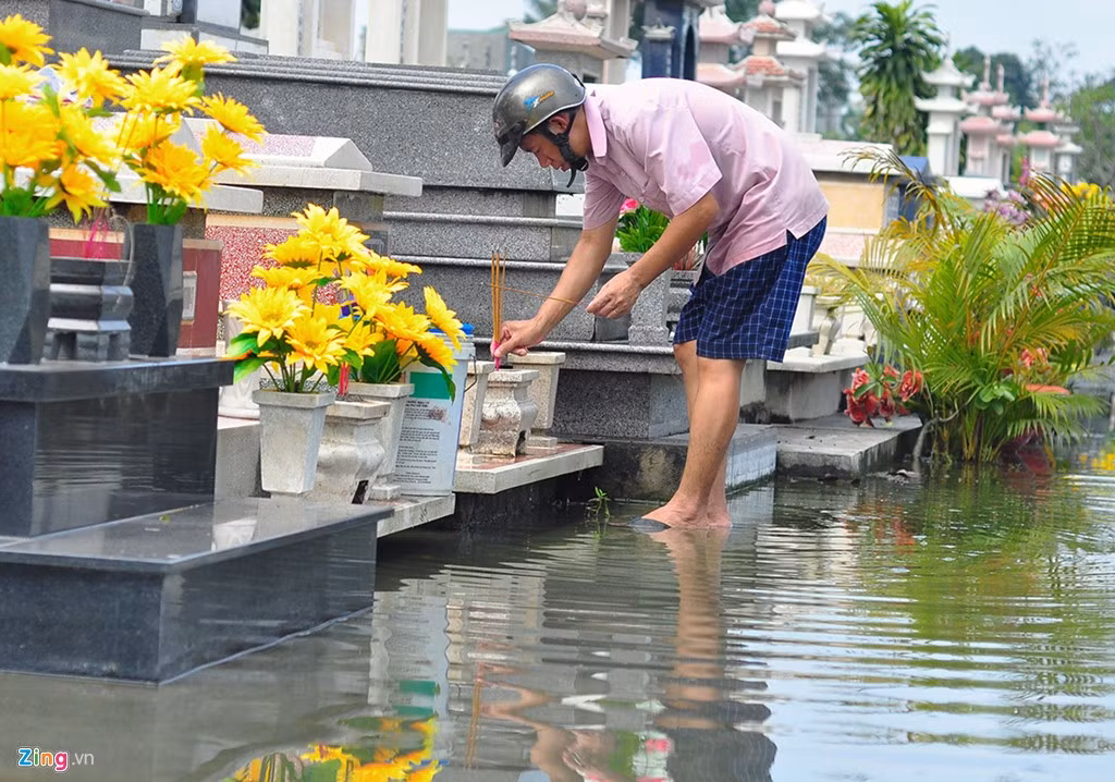 Một người viếng mộ cho biết, trước đây, nghĩa trang từng bị ngập do mưa nhưng nước rút nhanh. "Những năm gần đây, có thể do người dân xây nhà ồ ạt, bê tông hóa mặt đường, lấp các dòng chảy tự nhiên nên nước bị ứ đọng".