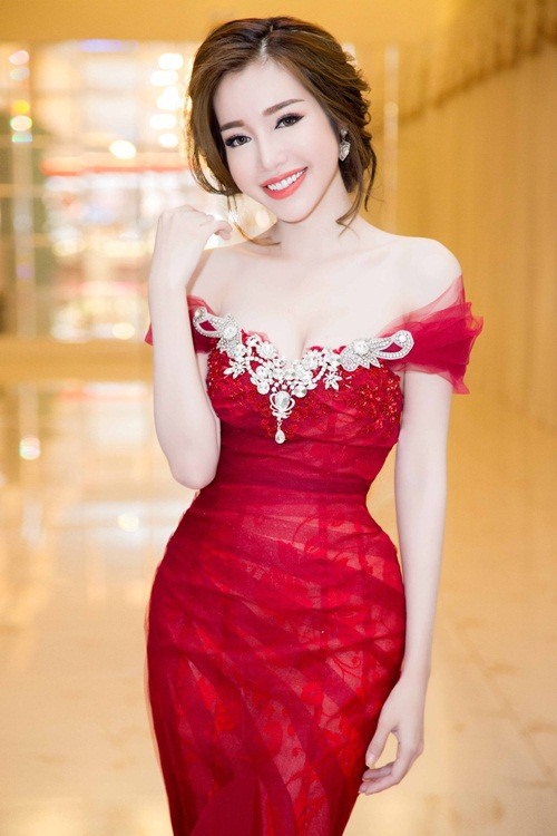 Nhiều người cho rằng, Elly Trần có màn “lột xác” đầy ngoạn mục để có được hình ảnh sexy, quyến rũ vạn người mê là do phâu thuật thẩm mỹ tuy nhiên cô chưa bao giờ thừa nhận. Elly Trần cũng từng chia sẻ, bản thân phải vất vả để thuyết phục gia đình khi bước chân vào làng giải trí.