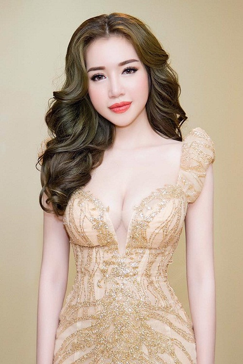 Sở hữu lợi thế hình thể, nhất là vòng một gợi cảm, Elly Trần trở thành người mẫu ảnh cho các studio, tạp chí, các trang web trực tuyến… 