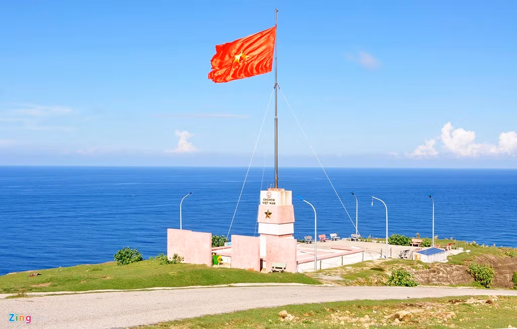 Cờ Tổ quốc phất phới bay giữa biển trời mênh mông Lý Sơn.